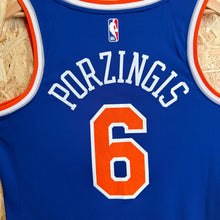 Cargar imagen en el visor de la galería, Camiseta New York Knicks Road 2018/19 Kristaps Porzingis #6 Nike Vintage - M/L

