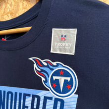 Cargar imagen en el visor de la galería, BNWOT Camiseta Tennessee Titans Y2K Nike - XL/XXL
