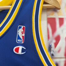 Load image into Gallery viewer, Camiseta Golden State Warriors Road 1993/94 Chris Webber #4 Champion Vintage - M/L
