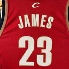 Cargar imagen en el visor de la galería, Camiseta Cleveland Cavaliers Road 2009-10 Lebron James #23 Champion - M/L

