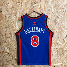 Carregar imagem no visualizador da galeria, Camiseta New York Knicks Road 2008/10 Danilo Gallinari #8 Champion Vintage - S/M
