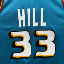 Cargar imagen en el visor de la galería, Camiseta Detroit Pistons Road 1997/98 Grant Hill #33 Champion Vintage - M/L
