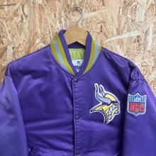Carica l'immagine nel visualizzatore di Gallery, Chaqueta Bomber Satinada Minnesota Vikings Late 80’s/ Early 90’s Starter Vintage - M/L
