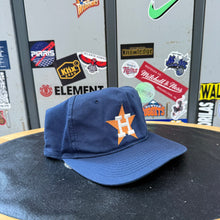 Cargar imagen en el visor de la galería, Gorra Houston Astros 90s Signature Sportswear Vintage
