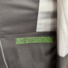 Carregar imagem no visualizador da galeria, Chaqueta Nike International Early 90’s Vintage - L/XL
