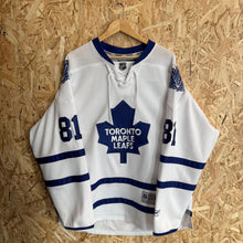 Carregar imagem no visualizador da galeria, Camiseta Toronto Maple Leafs 2010/11 Road Phil Kessel #81 (Firmada) Reebok Vintage - XL/XXL
