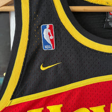 Cargar imagen en el visor de la galería, Camiseta Atlanta Hawks 2003 Rewind ‘88 Abdur-Rahim #3 Nike Vintage - L/XL
