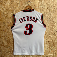 Cargar imagen en el visor de la galería, Camiseta Philadelphia 76ers 2000/03 Home Allen Iverson #3 Champion Vintage - M/L

