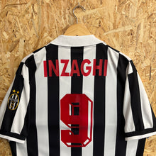 Lade das Bild in den Galerie-Viewer, Camiseta Juventus 1999-00 Home Inzaghi #9 Kappa Vintage - L/XL
