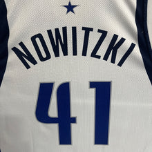 Cargar imagen en el visor de la galería, Camiseta Dallas Mavericks Home 2000-03 Dirk Nowitzki #41 Champion Vintage - L/XL
