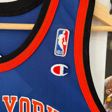 Lade das Bild in den Galerie-Viewer, Camiseta New York Knicks Road 1998-99 Marcus Camby #23 Champion Vintage - XL Youth
