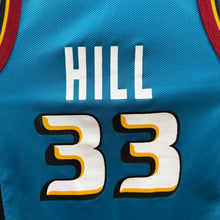 Cargar imagen en el visor de la galería, Camiseta Detroit Pistons Road 1999/00 Grant Hill #33 Champion Vintage - M YOUTH
