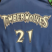 Cargar imagen en el visor de la galería, Camiseta Minnesota Timberwolves Road 2000-03 Kevin Garnett #21 Champion Vintage - L/XL
