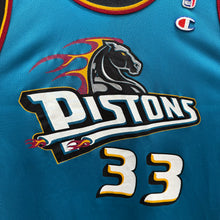 Cargar imagen en el visor de la galería, Camiseta Detroit Pistons Road 1997/98 Grant Hill #33 Champion Vintage - M/L
