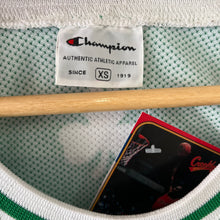 Cargar imagen en el visor de la galería, Camiseta Boston Celtics 20004-08 Road Paul Pierce #33 Champion Vintage - XS/S
