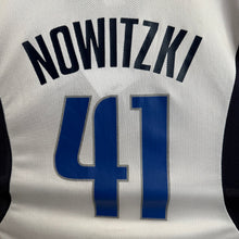 Cargar imagen en el visor de la galería, Camiseta Dallas Mavericks Home 2002/04 Dirk Nowitzky #41 Reebok Vintage - M/L
