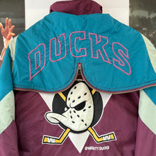 Cargar imagen en el visor de la galería, Chaqueta Anaheim Mighty Ducks 90s Nutmeg Mills Vintage - M/L
