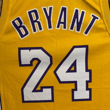 Cargar imagen en el visor de la galería, Camiseta Los Angeles Lakers 2008/09 Home Kobe Bryant #24 Champion Vintage - S/M
