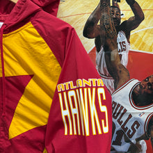 Cargar imagen en el visor de la galería, BNWT Chaqueta Ligera Atlanta Hawks 2018 Mitchell &amp; Ness Vintage - M/L
