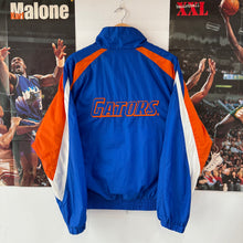 Cargar imagen en el visor de la galería, Chaqueta Ligera Florida Gators Genuine Stuff 90’s Vintage - M
