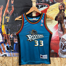 Cargar imagen en el visor de la galería, Camiseta Detroit Pistons Road 1999/00 Grant Hill #33 Champion Vintage - M YOUTH
