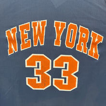 Lade das Bild in den Galerie-Viewer, Camiseta New York Knicks Road 1991-92 Patrick Ewing #33 Champion Vintage - L/XL
