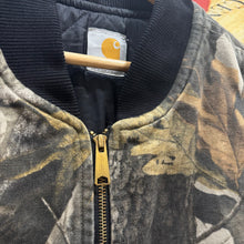 Lade das Bild in den Galerie-Viewer, Chaleco Carhartt Camo Artic Three Y2K Vintage- L/XL
