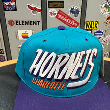 Cargar imagen en el visor de la galería, BNWT Gorra Charlotte Hornets 90s AJD Vintage

