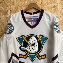 Cargar imagen en el visor de la galería, BNWT Camiseta Anaheim Mighty Ducks 2000/03 CCM Vintage - XL/XXL
