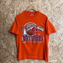 Cargar imagen en el visor de la galería, Camiseta Tampa Bay Buccaneers Early 90s Trench Vintage - S/M
