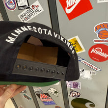 Load image into Gallery viewer, BNWT Gorra Minnesota Vikings 1993 AMCAP Vintage
