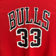 Cargar imagen en el visor de la galería, Camiseta Chicago Bulls Road 1992/93 Scottie Pippen #33 Champion Vintage - M/L
