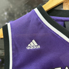 Cargar imagen en el visor de la galería, Camiseta Sacramento Kings Road 2006/08 Ron Artest #93 Adidas Vintage - M YOUTH
