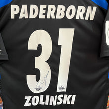 Load image into Gallery viewer, Camiseta Match Worn / Player Issue Firmada SC Paderborn 07 2017-18 Home Zolinski #31 Saller - S/M
