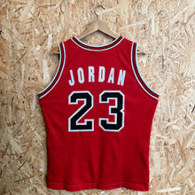 Cargar imagen en el visor de la galería, Camiseta Chicago Bulls Road 1992/93 Michael Jordan #23 Champion Vintage - S/M

