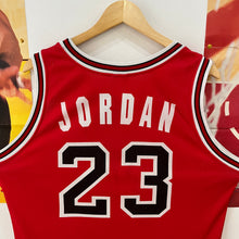 Cargar imagen en el visor de la galería, Camiseta Chicago Bulls Road 1998-99 Michael Jordan #23 Champion Vintage - L/XL
