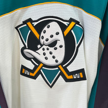 Cargar imagen en el visor de la galería, BNWOT Camiseta Anaheim Mighty Ducks Nike Alternate Vintage 1997 - M/L
