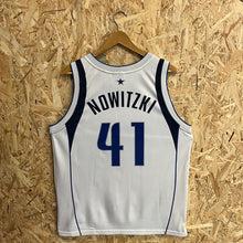 Cargar imagen en el visor de la galería, Camiseta Dallas Mavericks Home 2000-03 Dirk Nowitzki #41 Champion Vintage - L/XL
