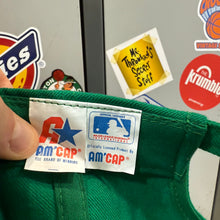 Carregar imagem no visualizador da galeria, BNWT Gorra Oakland Athletics Early 90s AMCAP Vintage
