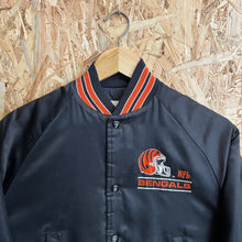 Cargar imagen en el visor de la galería, Chaqueta Bomber Satinada Cincinnati Bengals Late 80’s Chalk Line Vintage - L Youth
