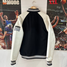 Load image into Gallery viewer, Chaqueta Bomber Varsity Oakland Raiders Team Apparel Y2K - M/L
