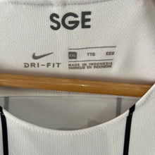 Cargar imagen en el visor de la galería, Camiseta Eintratch Frankfurt 2017-18 Home Prince #17 Nike - XL/XXL
