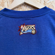 Carregar imagem no visualizador da galeria, Camiseta Philadelphia 76ers 2001 Champion Vintage - XL/XXL

