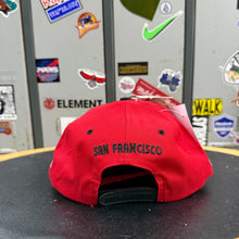 Cargar imagen en el visor de la galería, BNWT Gorra San Francisco 49ers 90s CMP Vintage
