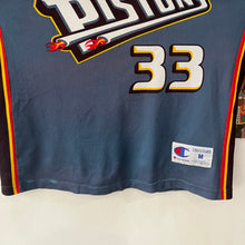 Cargar imagen en el visor de la galería, Camiseta Detroit Pistons Road 1996-97 Grant Hill #33 Champion Vintage - M/L
