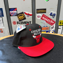 Cargar imagen en el visor de la galería, BNWT Gorra Chicago Bulls 90s Competitor Vintage
