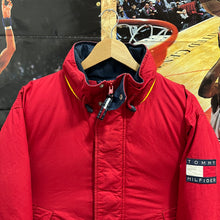 Carregar imagem no visualizador da galeria, Plumas Tommy Hilfiger Vintage 90’s - S/M

