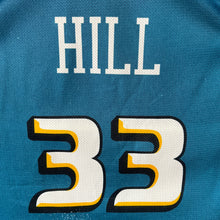 Cargar imagen en el visor de la galería, Camiseta Detroit Pistons Road 1998-00 Grant Hill #33 Champion Vintage - L/XL
