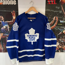 Carregar imagem no visualizador da galeria, Camiseta Toronto Maple Leafs 1991-93 Road Doug Gilmour #93 CCM Vintage - S/M

