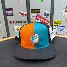 Load image into Gallery viewer, BNWT Gorra Miami Dolphins 1993 AMCAP Vintage
